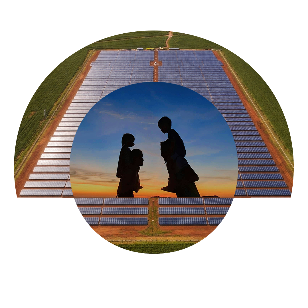 Usina solar OpenGD com silhueta de família ao entardecer